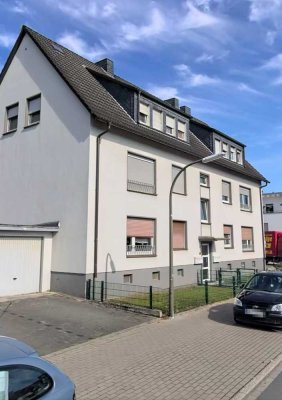 Gepflegtes 6-Familienhaus mit 5 Garagen in Nebenstraße