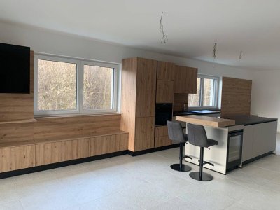 Exklusive, teilmöblierte 3-Zimmer-Wohnung mit Dachterrasse und Garage
