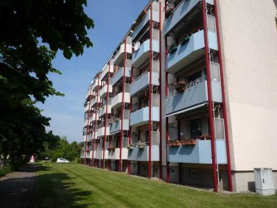 Geräumige 2-Zimmerwohnung mit kleiner Küchenzeile ab 01.08.2025 verfügbar.
