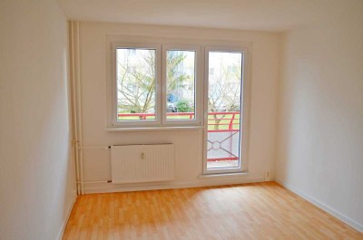 sanierte 3-Raum-Wohnung mit Aufzug, 1.Etage, Dusche, PKW-Stellplatz! Bezug ab 01.08.25 möglich!