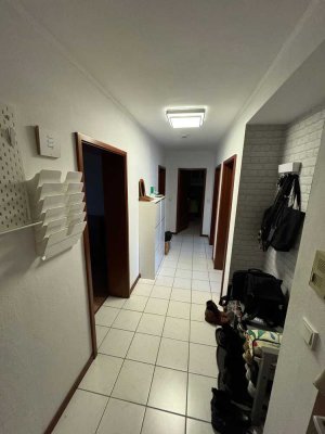 Helle 3,5 Zimmer DG-Wohnung in Oberhausen Königshardt, wenig Schrägen, Küchenübernahme möglich