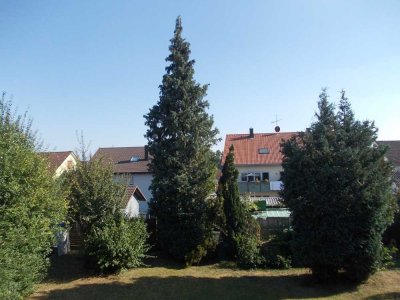 Gemütliche, renovierte 1,5 Zimmer DG-Wohnung mit Büro