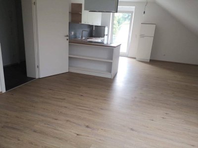 GROßZÜGIGE DACHGESCHOSSWOHNUNG MIT BALKON ZUR VERMIETUNG AB 01.10.2025!