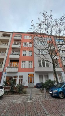 Schöne große Altbauwohnung in Berlin–Moabit in ruhiger Lage mit Balkon und extrem großer Wohnküche!