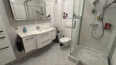 Stilvolle, gepflegte 2-Raum-DG-Wohnung mit Balkon und EBK in Oftersheim