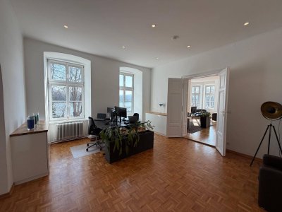 Repräsentative Altbauwohnung nahe DPU - 125 m² mit Donau-Blick | ideal für Studenten