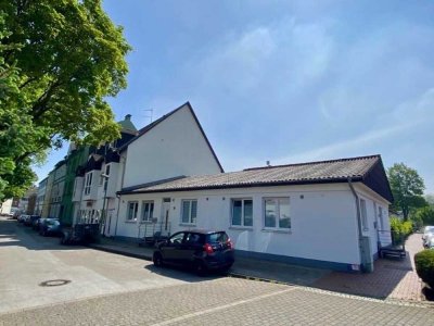 Teil-Neubau in 2017, gepflegtes Areal bestehend 7 jungen "Reihenhäusern" und einem MFH mit Praxis