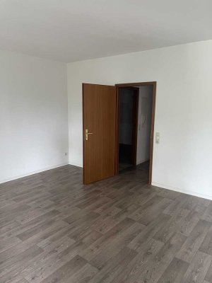 Renovierte 3 Raumwohnung mit großer Garage