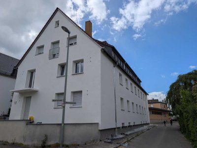 Erstbezug nach Komplettsanierung: Helle Wohnung mit Balkon, Garage & Gartennutzung