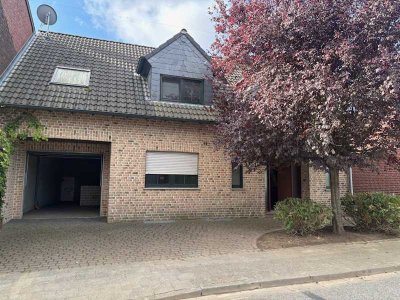 modernes Einfamilienhaus, Baujahr 2003 mit zwei Garagen und großem Grundstück