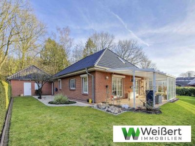 Bungalow mit 158 m² Wohn- und Nutzfläche und Garage
in ruhiger Sackgassenlage am Waldrand