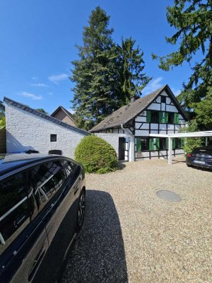 Schmuckes Einfamilien Fachwerkhaus, mit Innehof und Stallungen in fast Originalen Zustand.