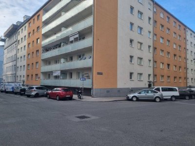 Helle Stadtwohnung mit Loggia - 3-Zimmer, separate Küche, 3. Liftstock - Ideal für Familien &amp; WGs!