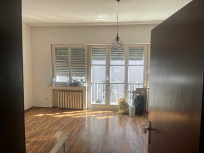 Sanierte Wohnung mit zwei Zimmern sowie Balkon und Einbauküche in Krefeld