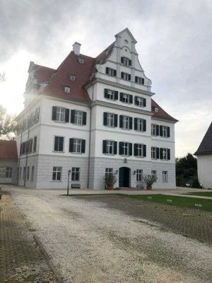 Ansprechende und sanierte 2-Zimmer-Hochparterre-Wohnung mit geh. Innenausstattung