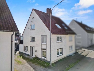 Zentral wohnen in Laupheim! Charmante Doppelhaushälfte mit Dachterrasse und viel Potenzial
