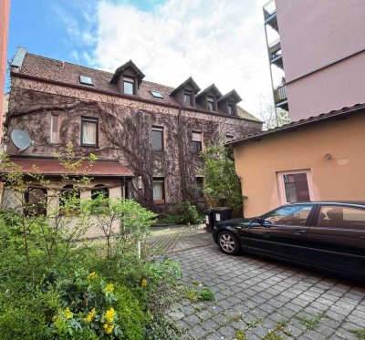 Historisches Zweifamilienhaus mit Charme und vielseitigem Nebengebäude in Nürnberg-Bleiweiß