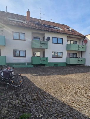 Sonnige 2-Zi.-Wohnung mit Balkon, Garage, barrierefrei, zentral, nach Sanierung