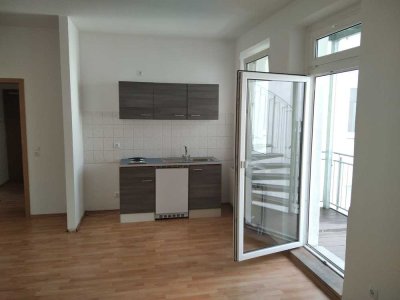 1-Raum-Wohnung im Dachgeschoß mit kleiner Einbauküche und Balkon zu vermieten!