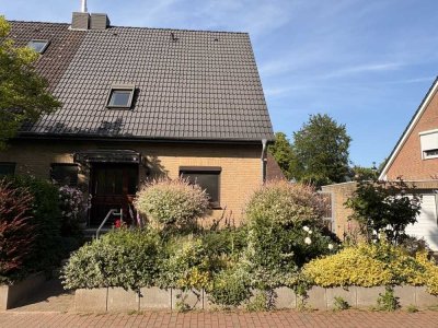 Einladende Doppelhaushälfte mit Garage und
Nostalgiecharme!