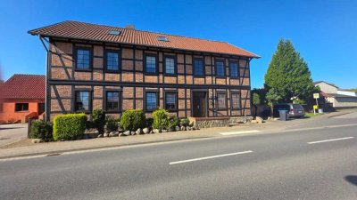 Sanierte Wohnung - Einbauküche - Stellplatz.....