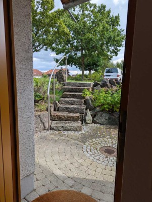 Souterrain-Wohnung mit separatem Eingang - neu renoviert