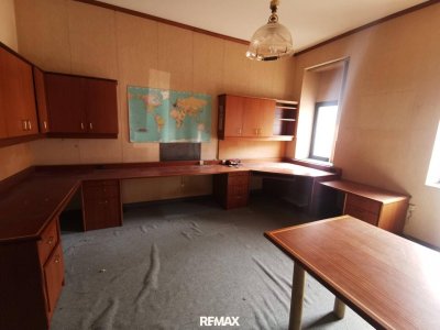 1 große Einraumwohnung. Küche mit viel Platz. Dazu soweit es passt eine Werkstatt im Hoftrakt + Souterrain separat oder zusammen zu erwerben.