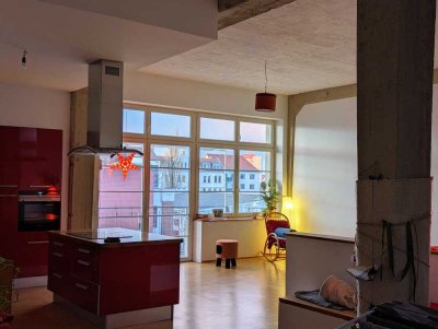 Lichtdurchflutetes Industrie-Loft mit Traumküche – ruhig wohnen, zentral leben