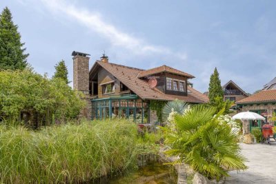 Lichtdurchflutete Landhausvilla mit Schwimmteich und liebevoll gestalteter Gartenoase