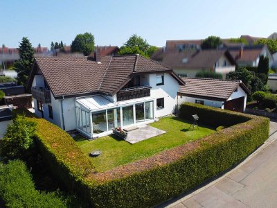 Auf der Heide lebt man doppelt gut – attraktives Zweifamilienhaus mit Gartenidylle