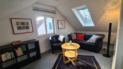 Charmantes, möbliertes 2-ZKB-DG-Appartement in sehr schönem EFH mit Garten.