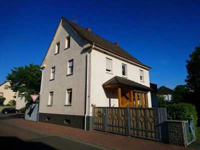 Erstbezug nach Renovierung: Großes Einfamilienhaus mit traumhaftem Garten & 2 Garagen