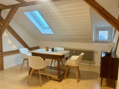 Charmante 2-Zimmer-DG-Wohnung mit Einbauküche in Tutzing