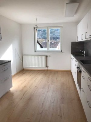 Hochwertig sanierte Wohnung mit Einbauküche und Balkon: attraktive 4-Zimmer-Wohnung in Calw