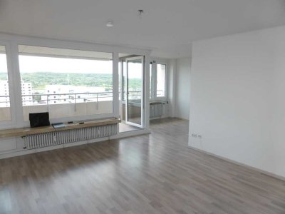 *OBERSTE WOHNETAGE* GROßZÜGIGE 4,5 ZIMMER-DG-WOHNUNG MIT WUNDERBARER AUSSICHT