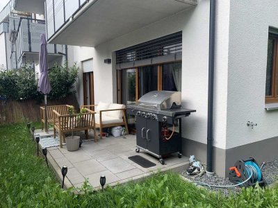 Hochwertige 2-Zimmer-Neubauwohnung (BJ 2021) mit großer Terrasse / eigenem Garten & TG-Stellplatz –