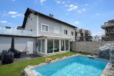 Doppelhaushälfte in ruhiger Wohnstraße mit Garten und Pool!