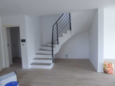 Erstbezug: Doppelhaus mit je 4 Zimmern und Garten in guter Lage