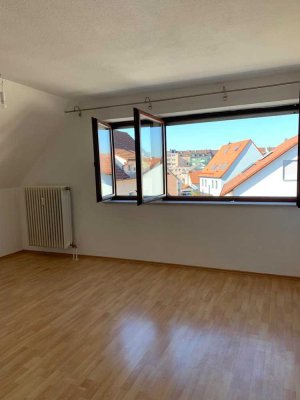 Exklusive, geräumige und gepflegte 1-Zimmer-Dachgeschosswohnung mit EBK in Augsburg