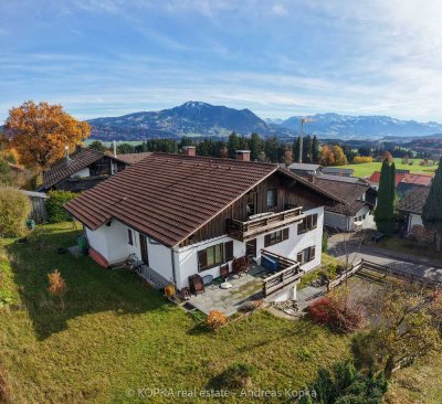 In dieser exklusive Panoramalage liegt Ihnen das Allgäuer Voralpenland täglich zu Füßen