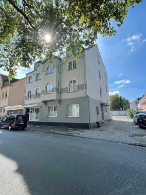 Modernisiertes Mehrfamilienhaus-Ensemble mit 12 Einheiten, Gewerbemieter und 5 Garagen