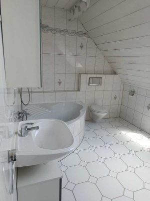 500 € - 84 m² - 2.0 Zi. große Küche, Bad mit Wanne. Separater Eingang, an Einzelpersonen oder Paar