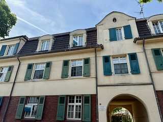 LEERE VIER ZIMMER WOHNUNG IM DACHGESCHOSS OHNE BALKON!
