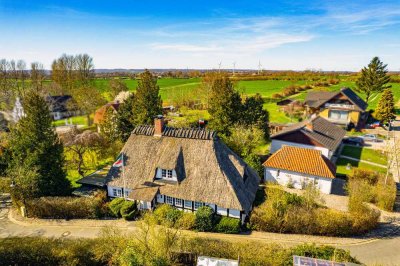 Reetdachkate in Brodersby – zwischen Schlei & Ostsee wartet Ihr neues Zuhause mit Tradition & Modern