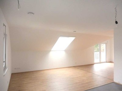Neuwertige 2-Zi.DG-Whg. ca. 86 m²Wfl. mit Balkon u.Stellplatz in Ingolstadt!