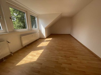 Direkt am Tiergarten - Gepflegte Dachgeschosswohnung mit zwei Zimmern, Flur, Küche, Bad