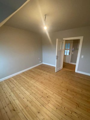 Frisch sanierte, stilvolle 1-Zimmer-Dachgeschosswohnung mit Küche und Bad
