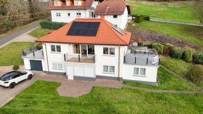 Ein-/Zweifamilienhaus mit Garage und Carport in Thallichtenberg