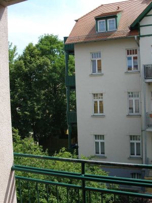 * 2 Zimmer * Loggia * modern saniertes Bad mit Wanne *  PKW-Stellplatz *