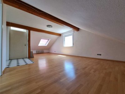 Charmante zentral gelegene 2-Zimmer-Dachgeschoß-Wohnung mit Einbauküche in Frankfurt-Höchst